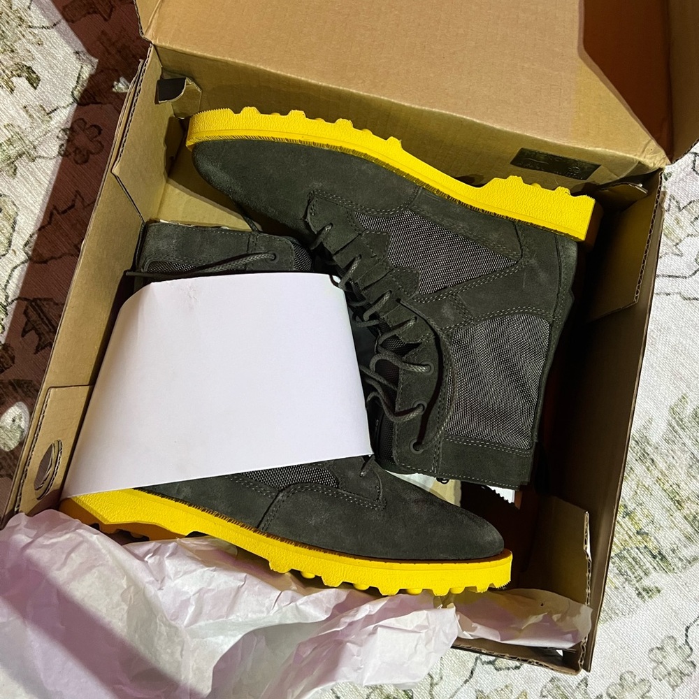 NIB SOREL CARIBOU WATERPROOF BOOTS